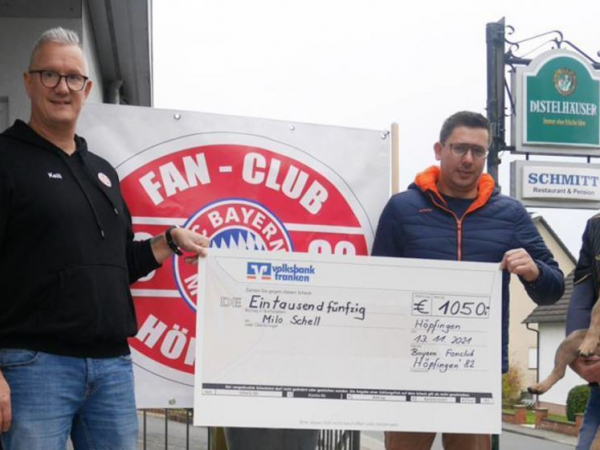 Der Bayern-Fanclub überreichte eine Spende für den kranken Milo an dessen Vater. Der Erlös stammt aus einer Tombola. Der Bayern-Fanclub überreichte eine Spende für den kranken Milo an dessen Vater. Der Erlös stammt aus einer Tombola. © ADRIAN BROSCH