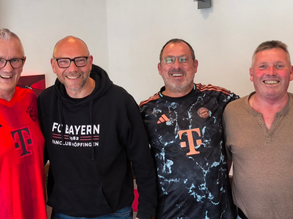 Personen v.. Vorsitzender Jens Keilbach, Tippspielsieger Christian Wüst, Patrik Lehr, Arno Greulich